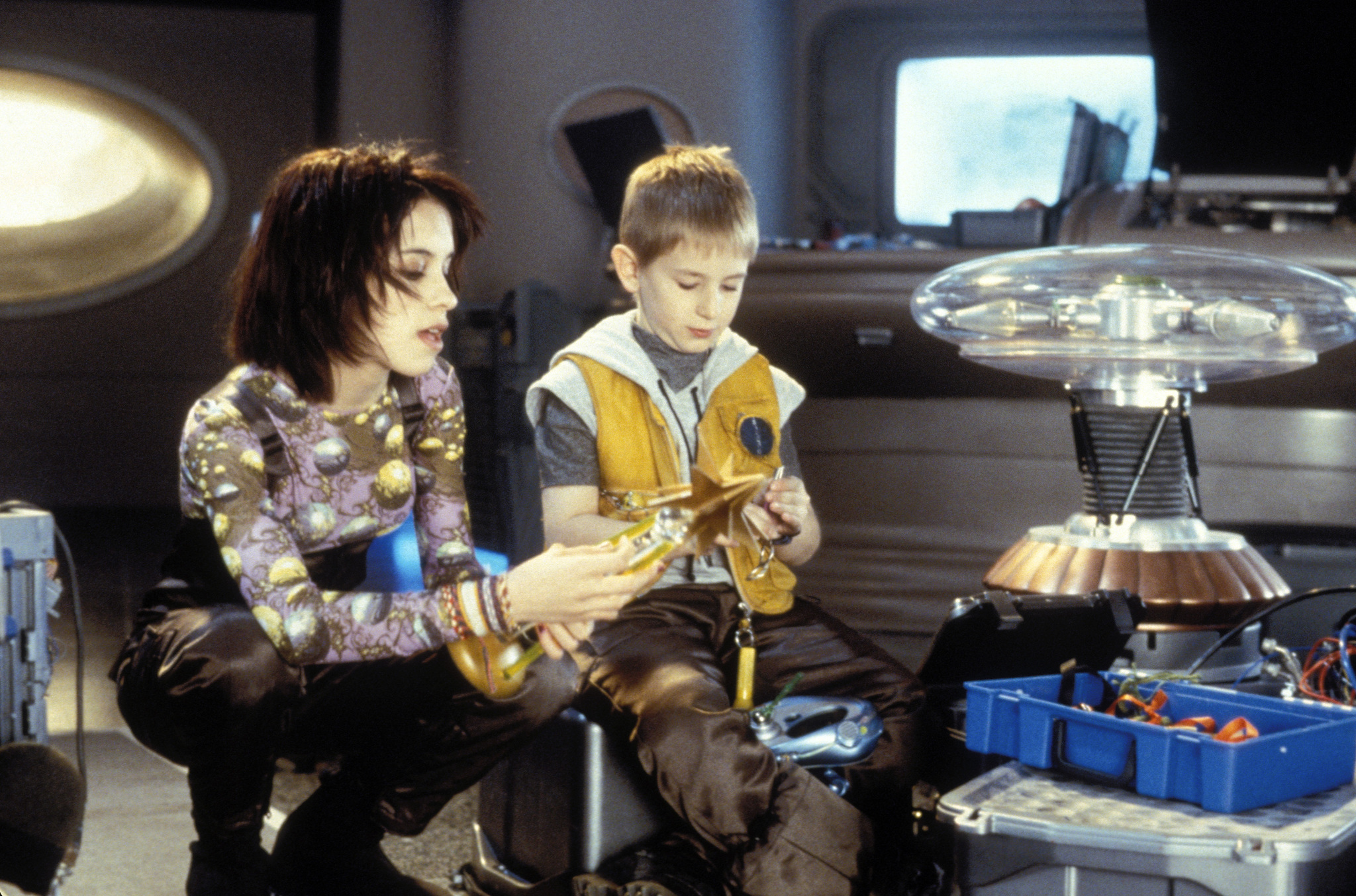 Still of Lacey Chabert and Jack Johnson in Lost in Space (1998)