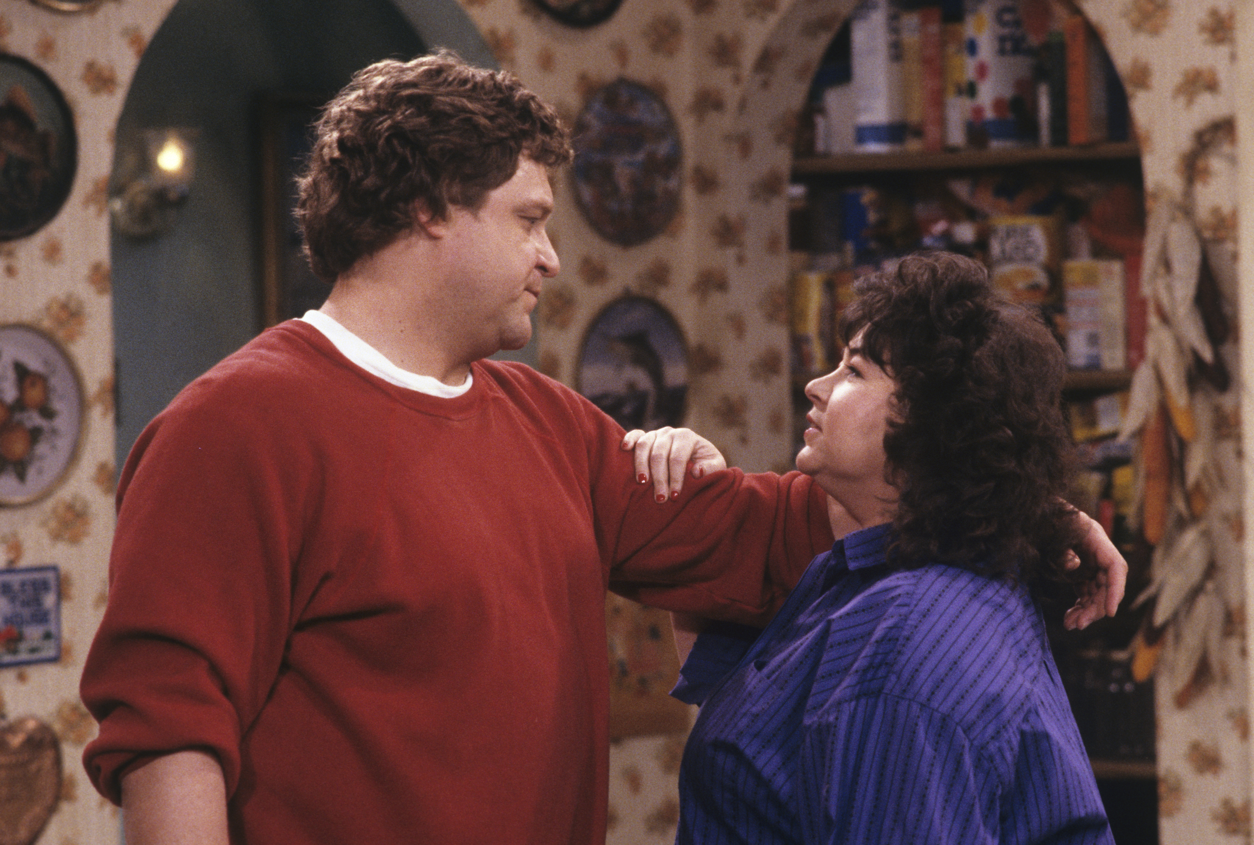 Still of John Goodman and Roseanne Barr in Roseanne (1988)