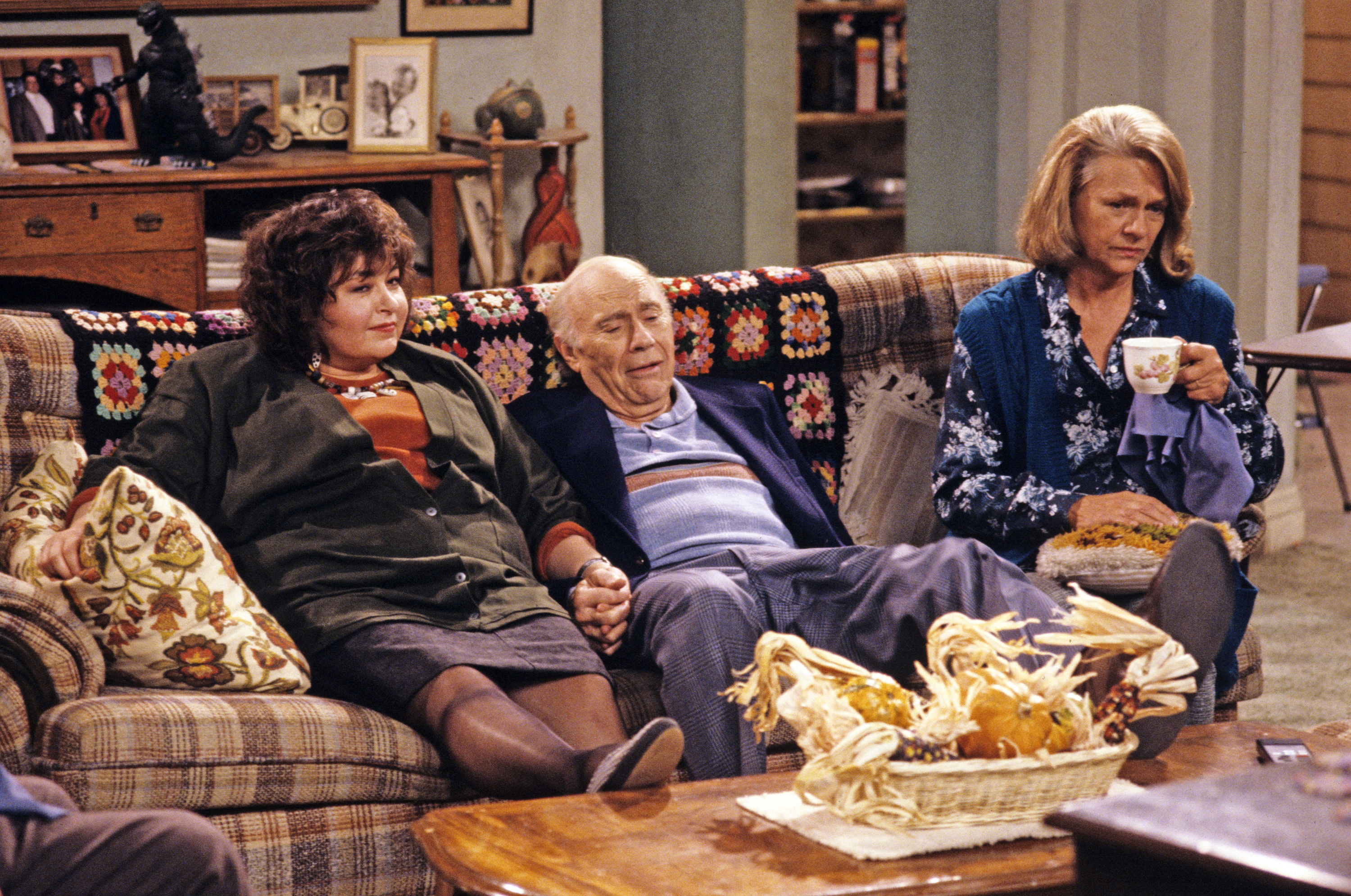 Still of Roseanne Barr, Estelle Parsons and John Randolph in Roseanne (1988)