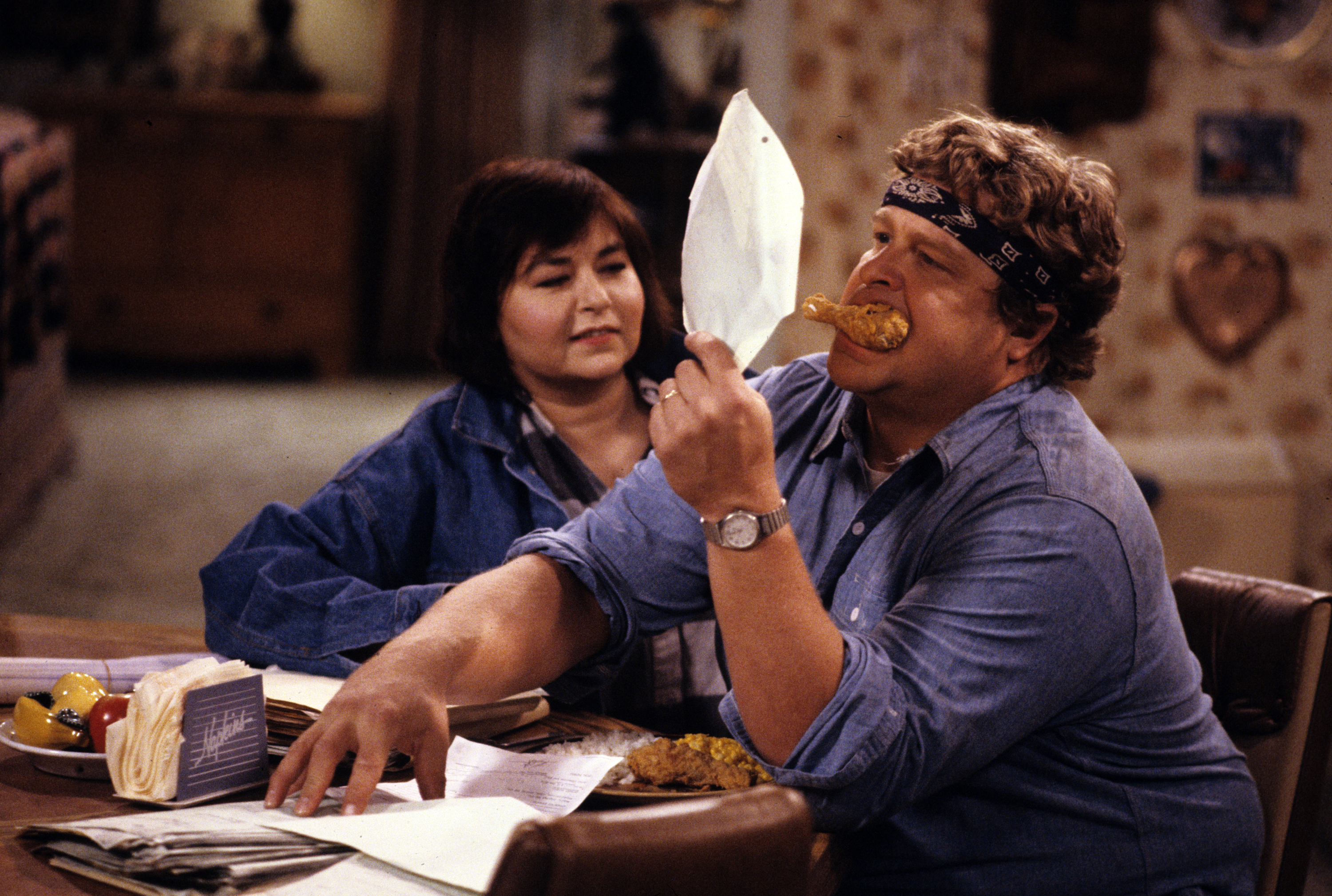 Still of John Goodman and Roseanne Barr in Roseanne (1988)