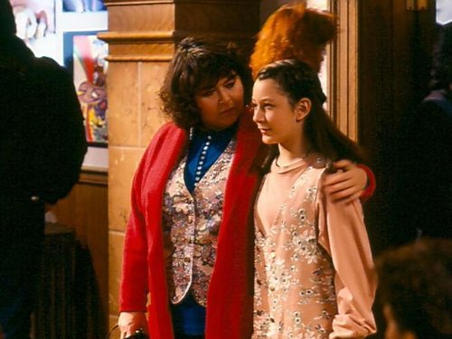 Still of Roseanne Barr and Sara Gilbert in Roseanne (1988)