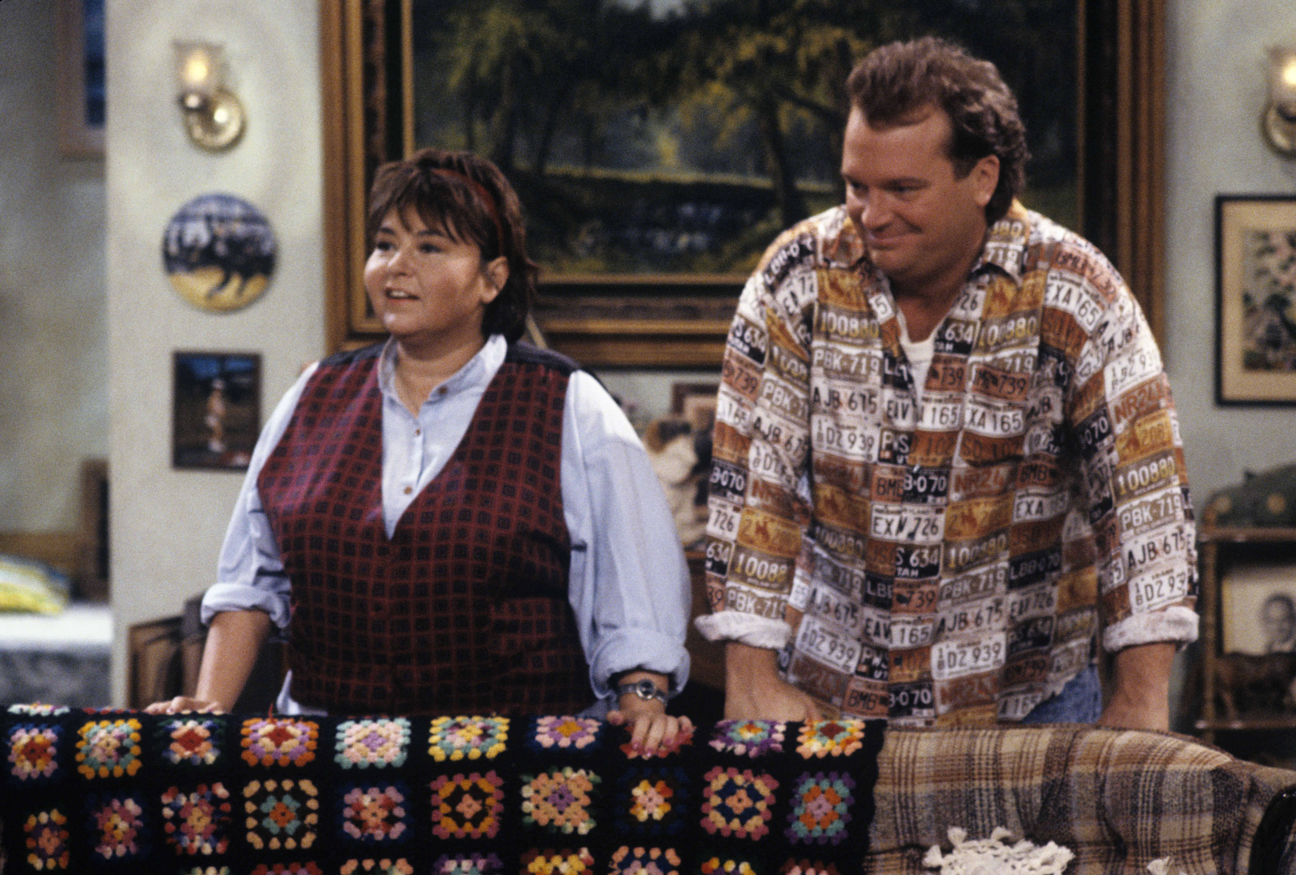 Still of Tom Arnold and Roseanne Barr in Roseanne (1988)