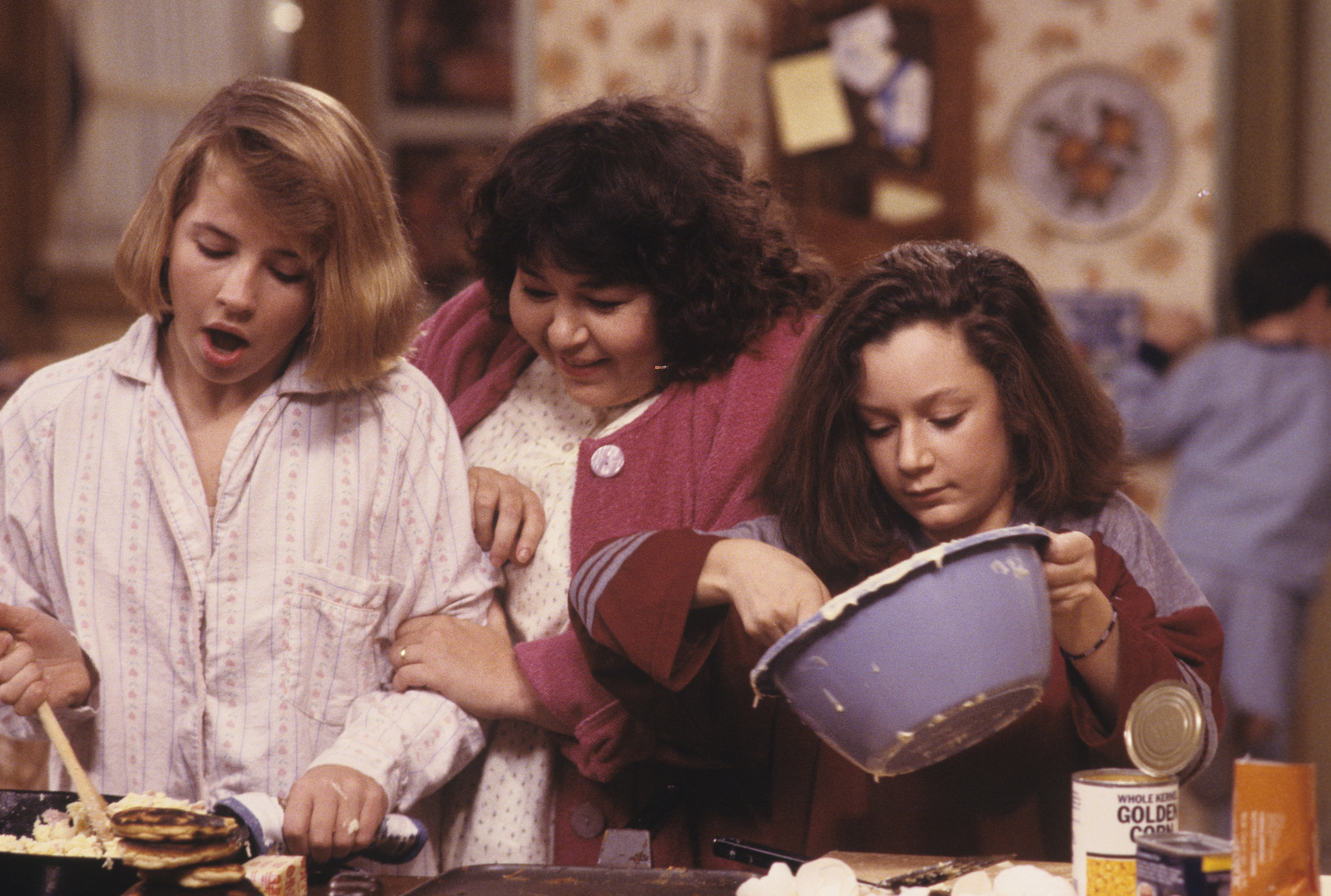 Still of Roseanne Barr, Sara Gilbert and Alicia Goranson in Roseanne (1988)