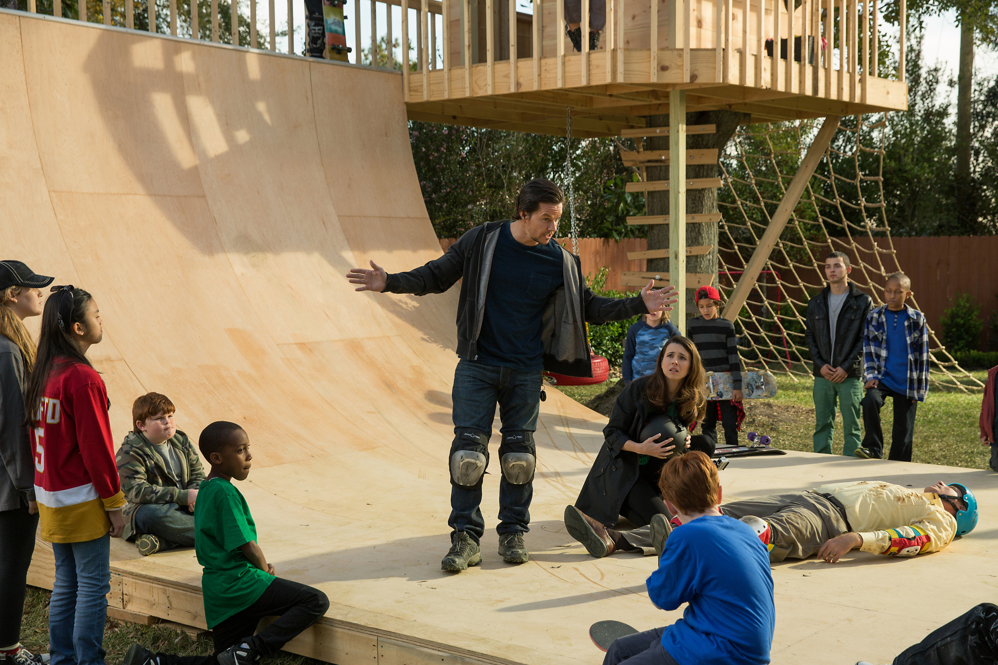 Still of Mark Wahlberg, Will Ferrell, Linda Cardellini, LaJessie Smith, Grayson Kilpatrick, D'Vitrius Shirley-Davie and Joshua Probus in Tetukas namie (2015)