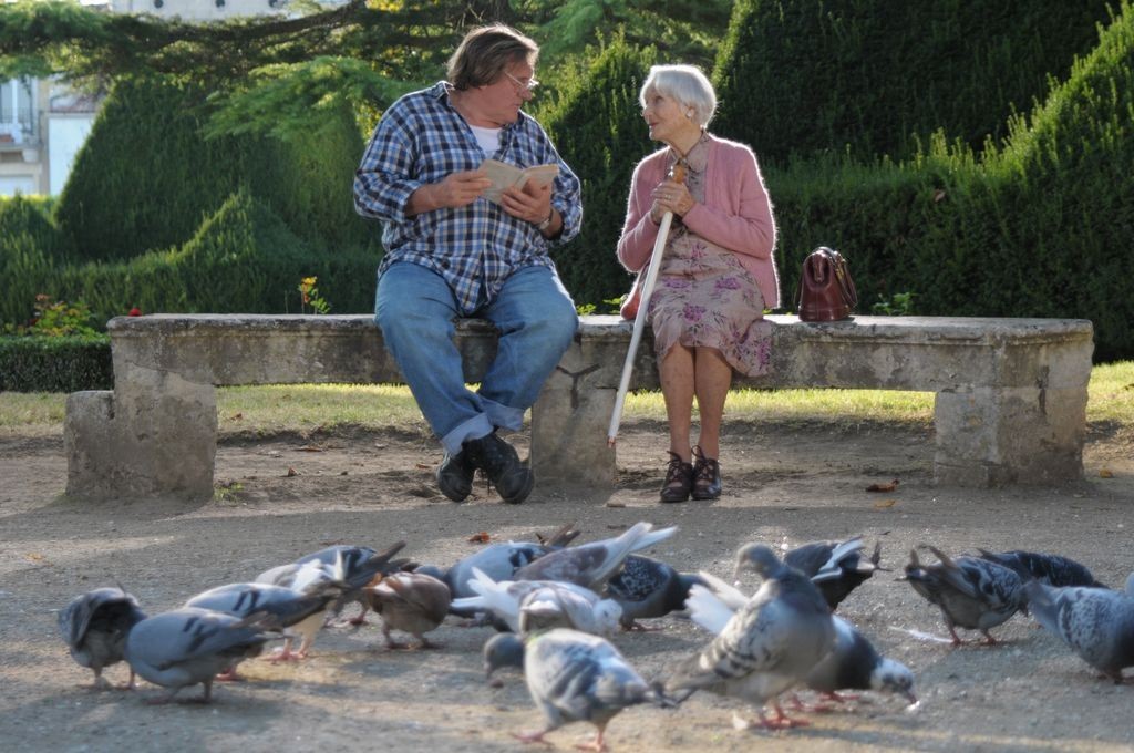 Still of Gérard Depardieu and Gisèle Casadesus in La tête en friche (2010)