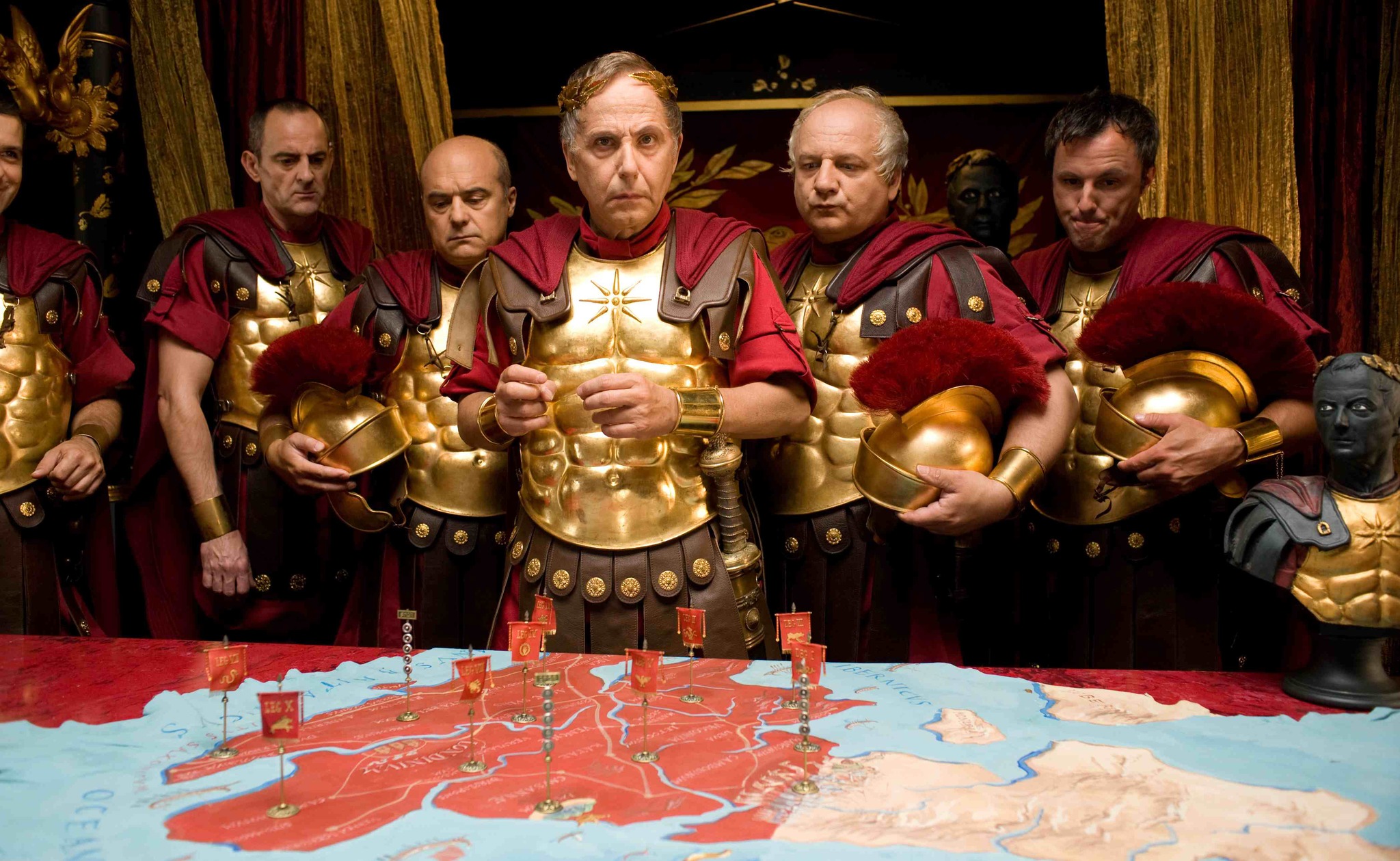 Still of Gérard Depardieu, Fabrice Luchini and Luca Zingaretti in Asteriksas ir Obeliksas Jos Didenybes tarnyboje (2012)