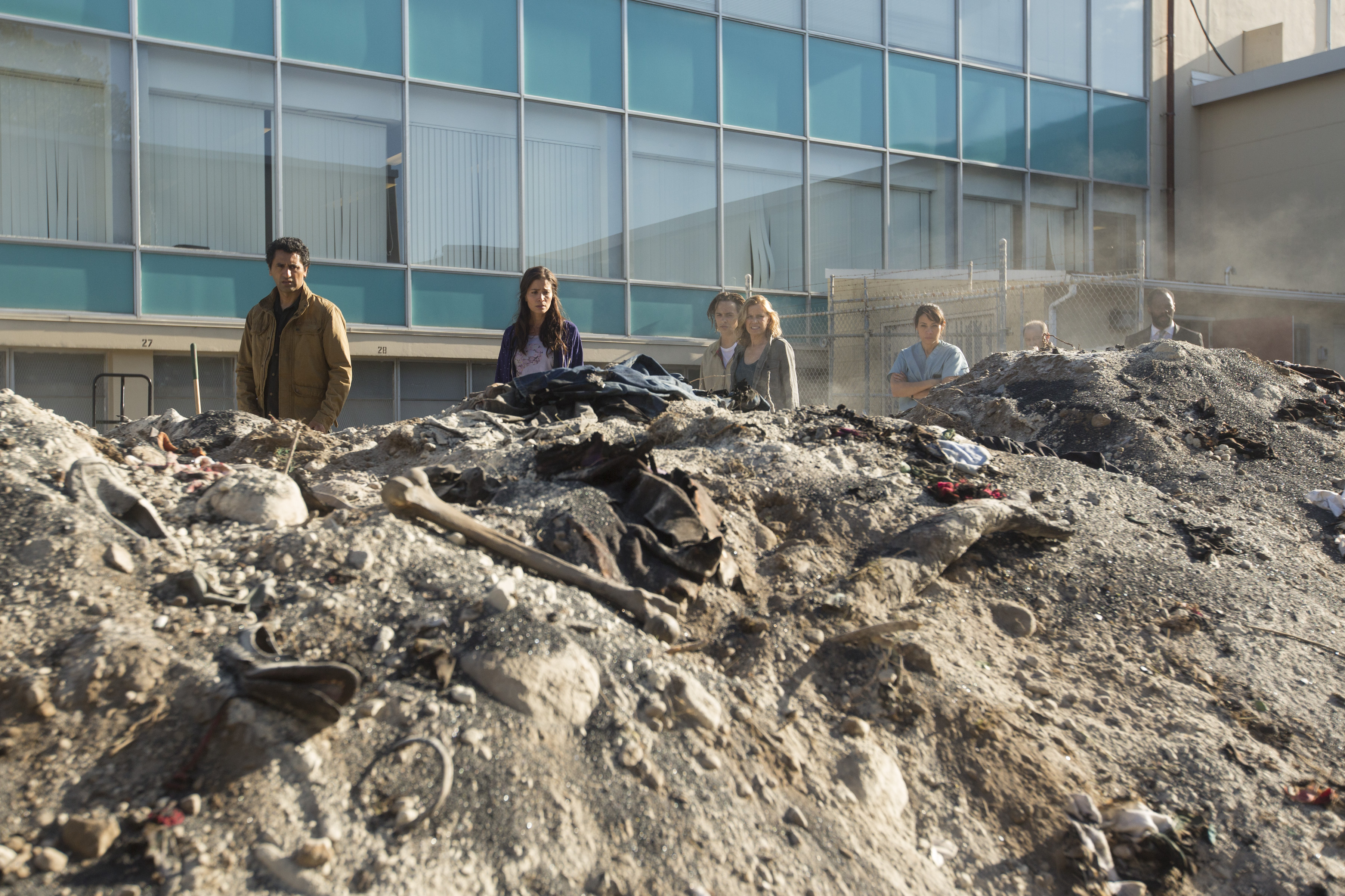 Still of Rubén Blades, Cliff Curtis, Kim Dickens, Frank Dillane, Colman Domingo, Elizabeth Rodriguez and Mercedes Mason in Fear the Walking Dead (2015)