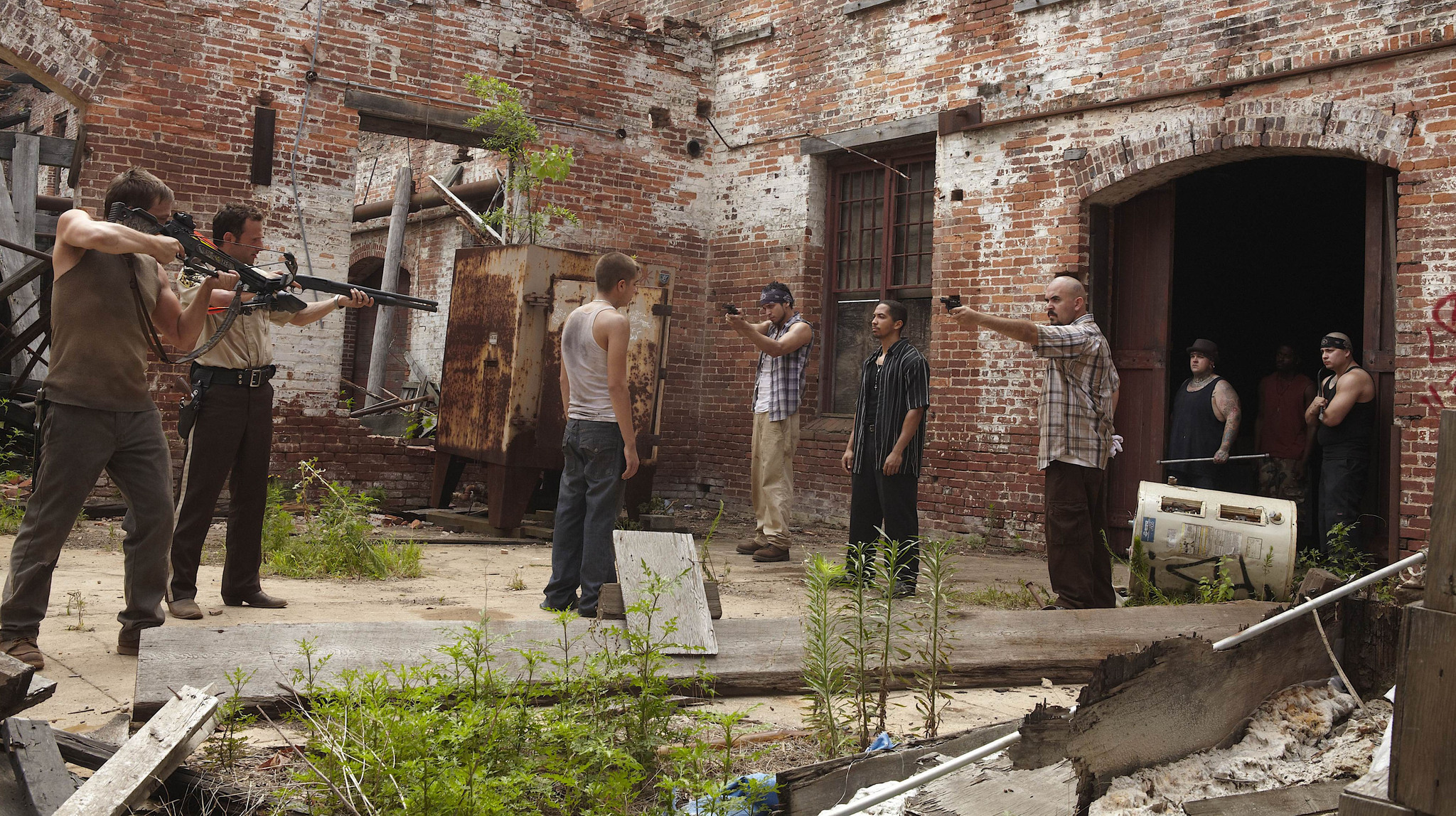 Still of Norman Reedus, Neil Brown Jr. and Andrew Lincoln in Vaikstantys numireliai (2010)