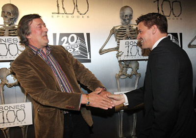 Stephen Fry and David Boreanaz at event of Kaulai (2005)