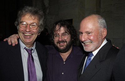 Peter Jackson and Robert Shaye at event of Ziedu Valdovas: Dvi tvirtoves (2002)