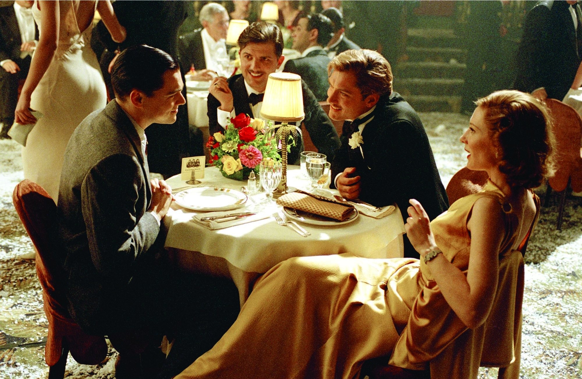 Still of Leonardo DiCaprio, Jude Law, Cate Blanchett and Adam Scott in Aviatorius (2004)