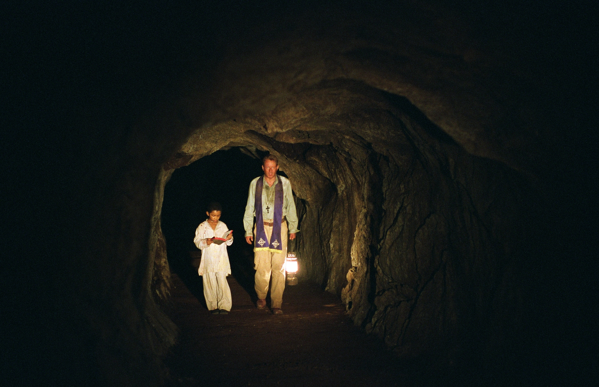 Still of Stellan Skarsgård and Remy Sweeney in Egzorcistas: pradzia (2004)