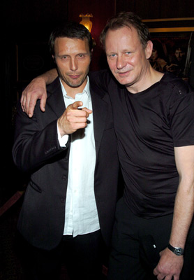 Stellan Skarsgård and Mads Mikkelsen at event of Karalius Arturas (2004)