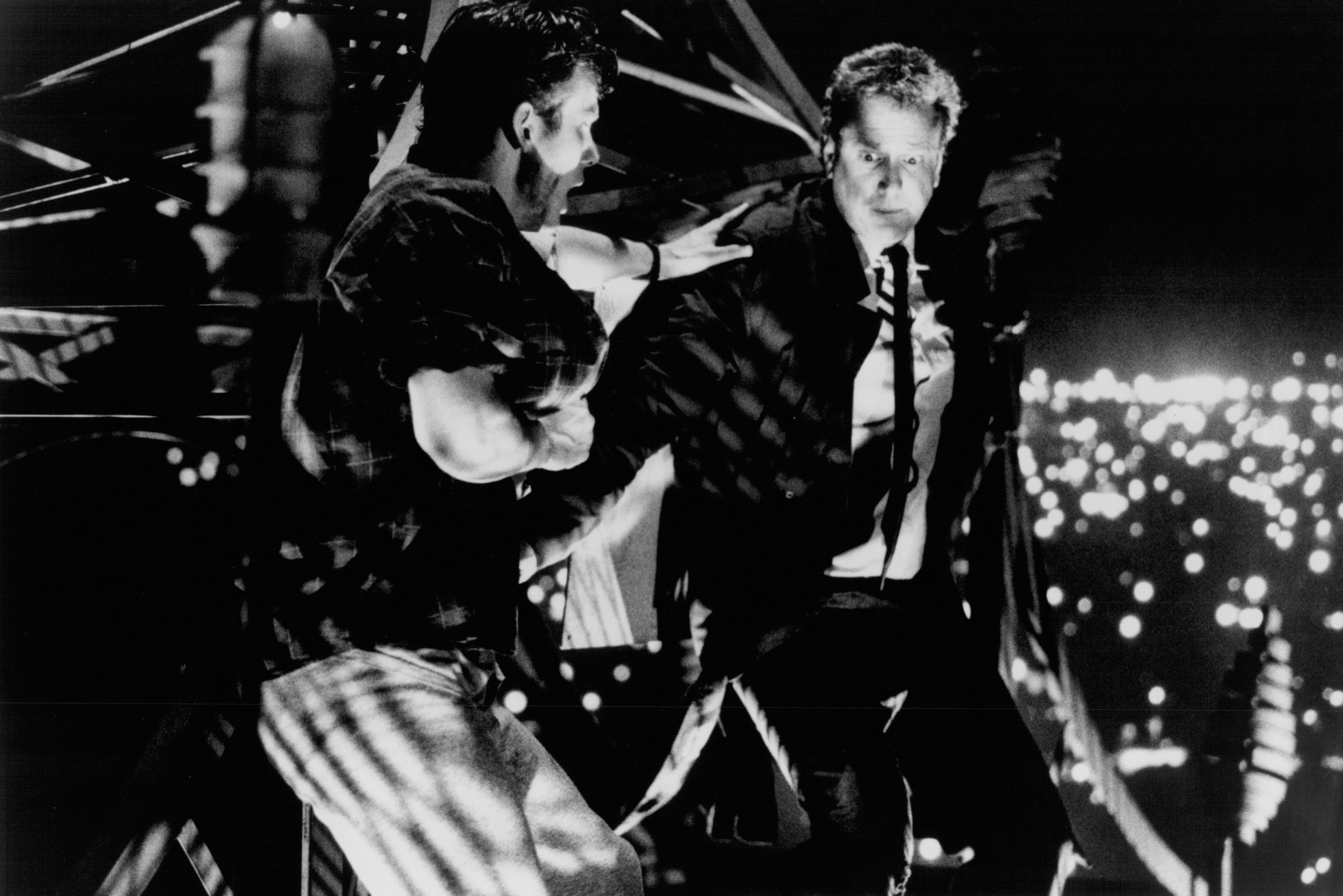 Still of Peter Berg and Michael Murphy in Shocker (1989)