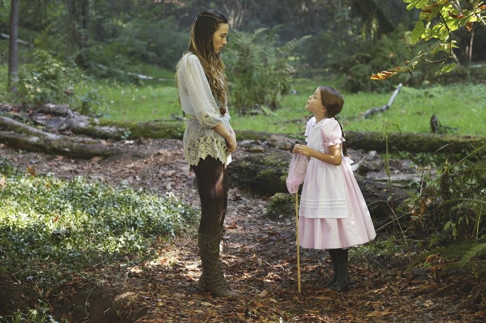 Sophie Lowe, Kylie Rogers as Alice and Millie in ABC'S Once Upon a Time in Wonderland.