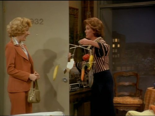 Still of Mary Tyler Moore and Georgia Engel in Mary Tyler Moore (1970)