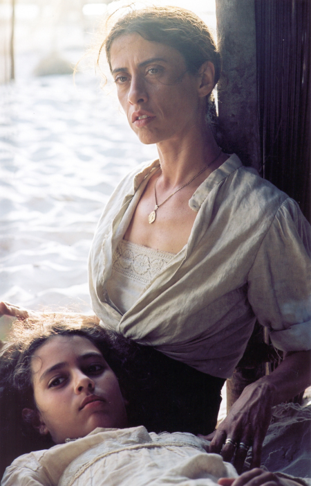 Still of Elena Soarez and Fernanda Torres in Casa de Areia (2005)