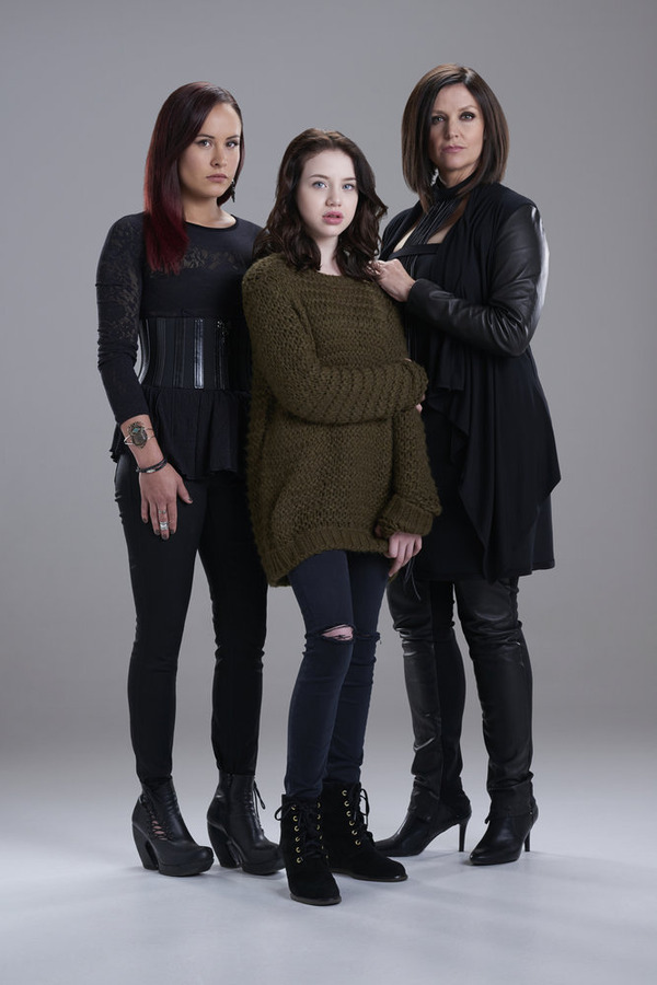 Still of Tammy Isbell, Tommie-Amber Pirie and Kiara Glasco in Bitten (2014)