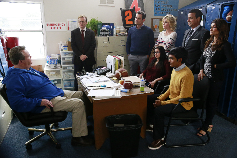 Still of Benjamin Bratt, Anjali Bhimani, Julie Bowen, Ty Burrell, Andrew Daly, Ajay Mehta, Eric Stonestreet, Ariel Winter and Suraj Partha in Moderni seima (2009)