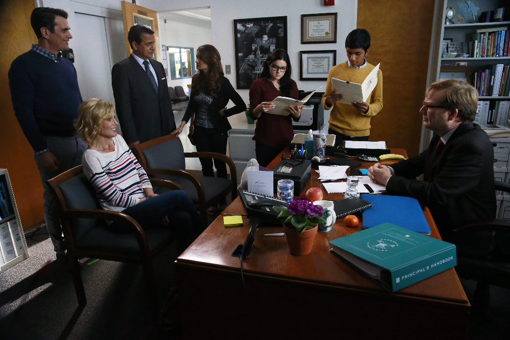 Still of Anjali Bhimani, Julie Bowen, Ty Burrell, Andrew Daly, Ajay Mehta, Ariel Winter and Suraj Partha in Moderni seima (2009)