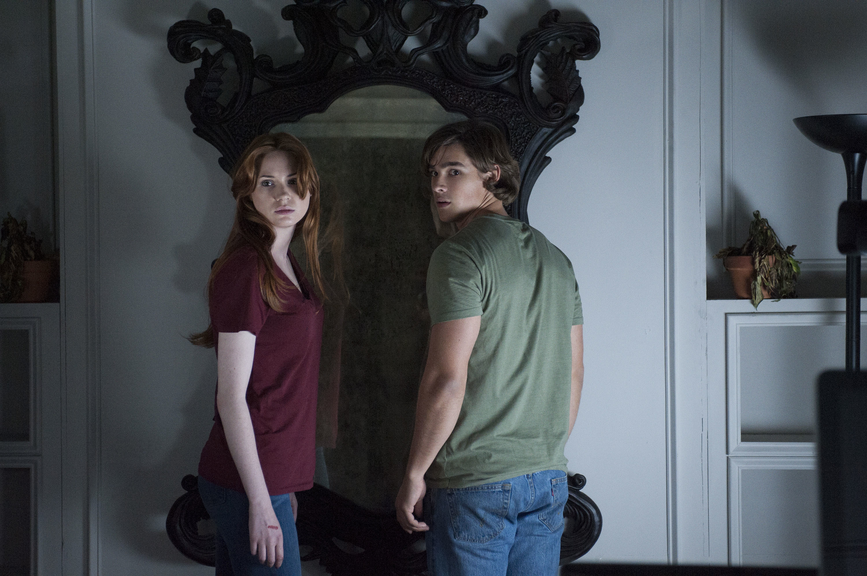 Still of Karen Gillan and Brenton Thwaites in Okulus (2013)