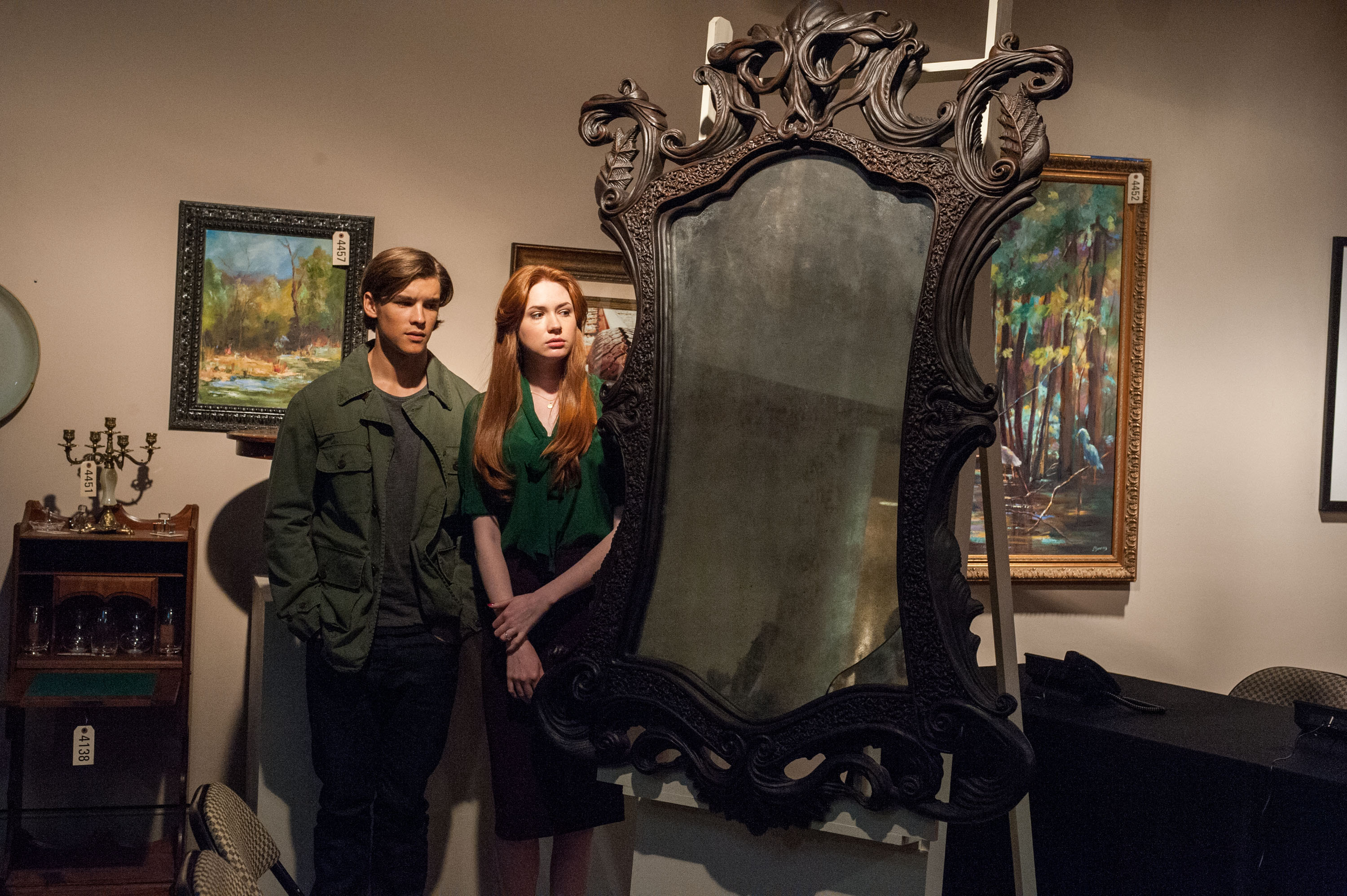 Still of Karen Gillan and Brenton Thwaites in Okulus (2013)