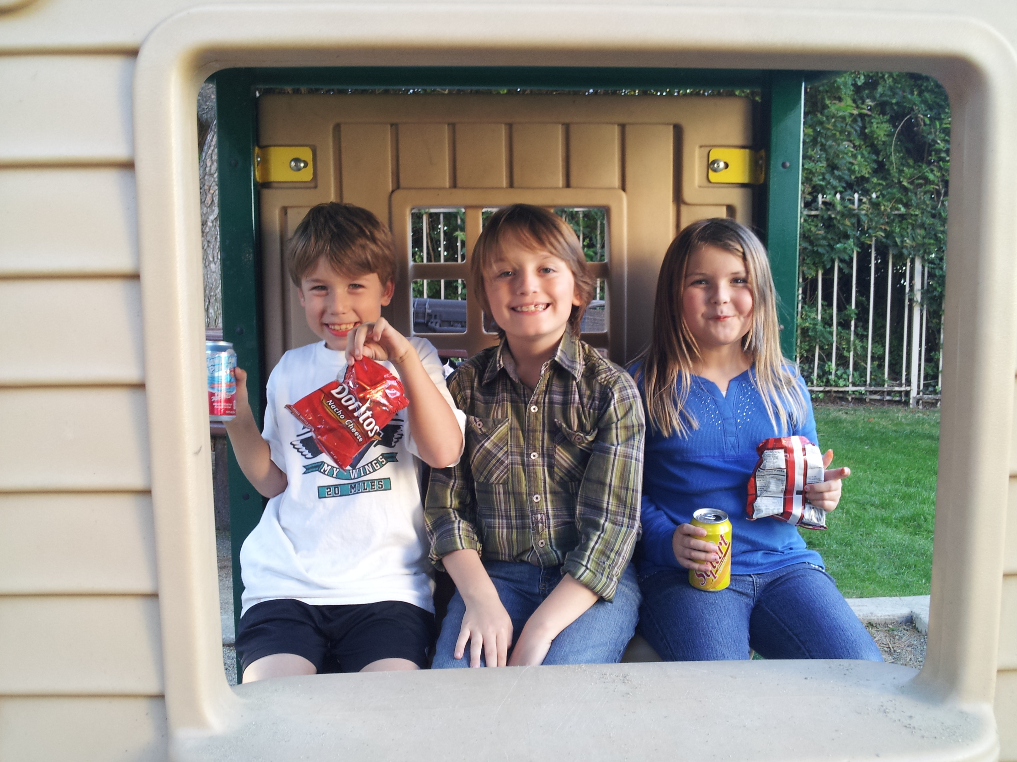 Isabella Sierra Kelly, Tillman Norsworthy and Zackary Haven - The Percipient - On Set Taking A Break