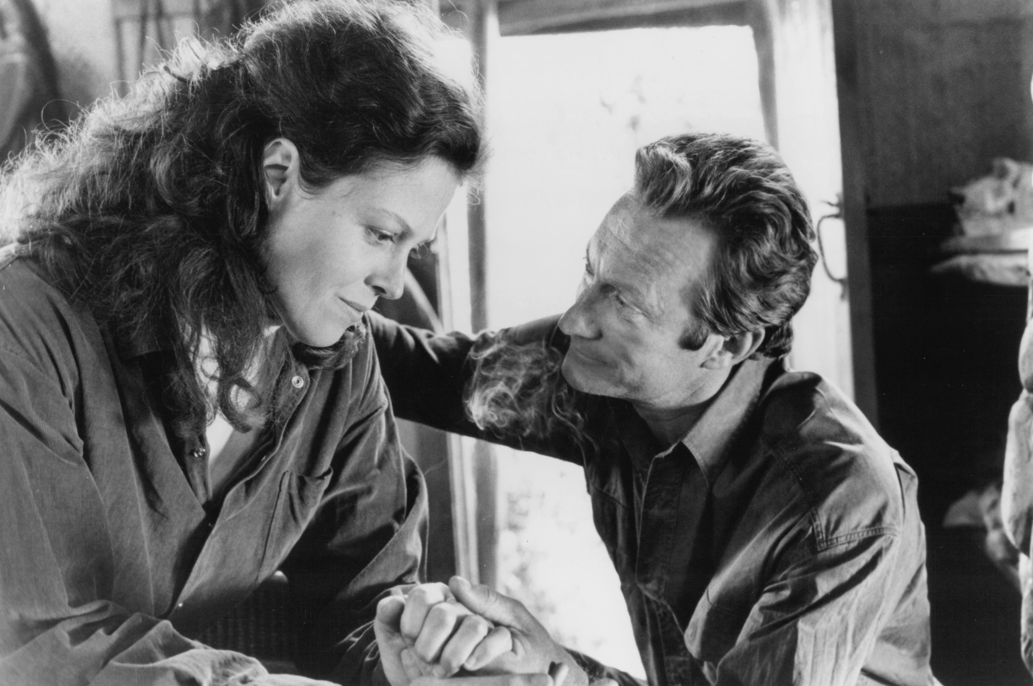 Still of Sigourney Weaver and Bryan Brown in Gorillas in the Mist: The Story of Dian Fossey (1988)