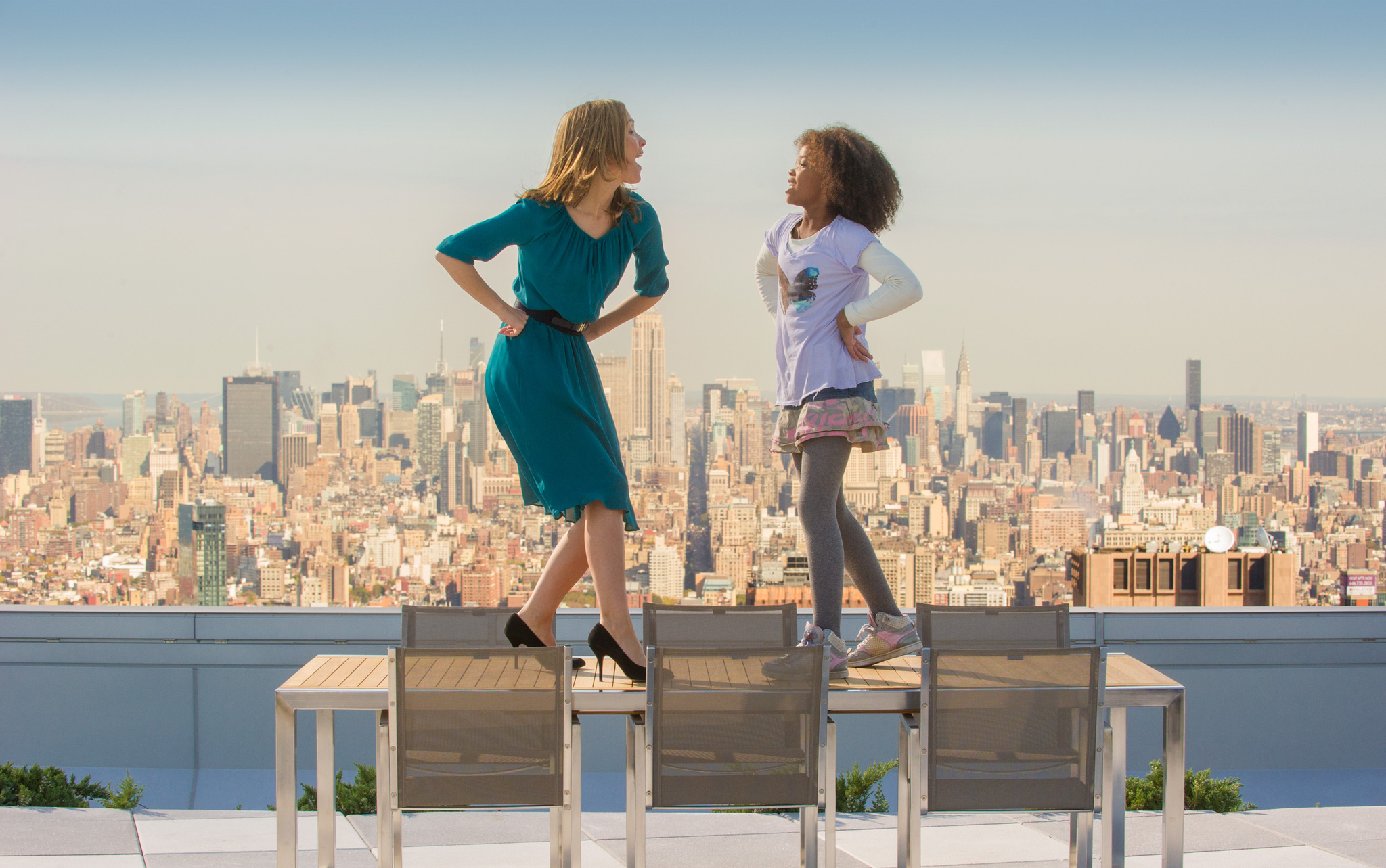 Still of Rose Byrne and Quvenzhané Wallis in Annie (2014)