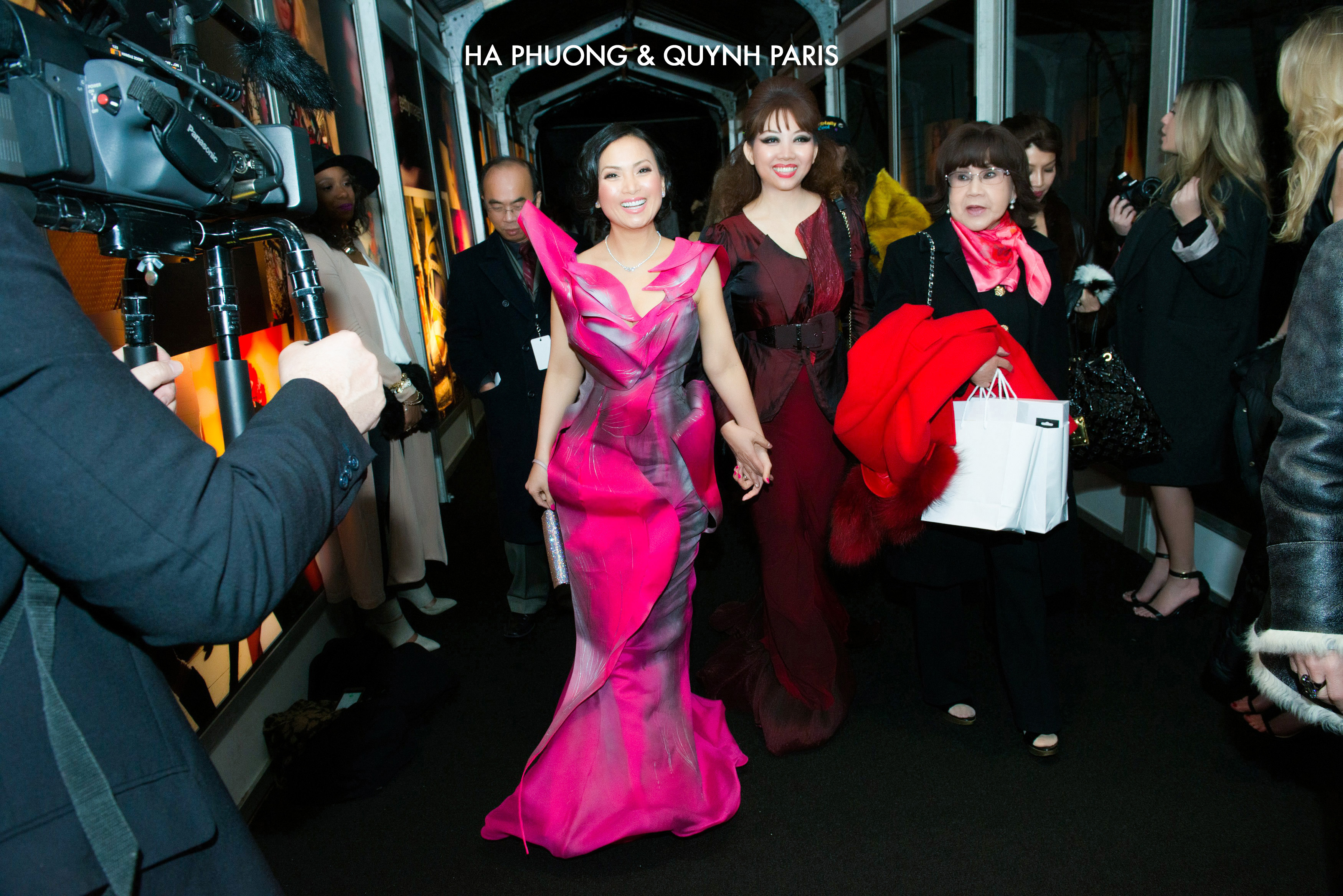 Ha Phuong& Quynh paris at NY Fashion week 2015. www.haphuongworld.com www.haphuong.global haphuongfanpage