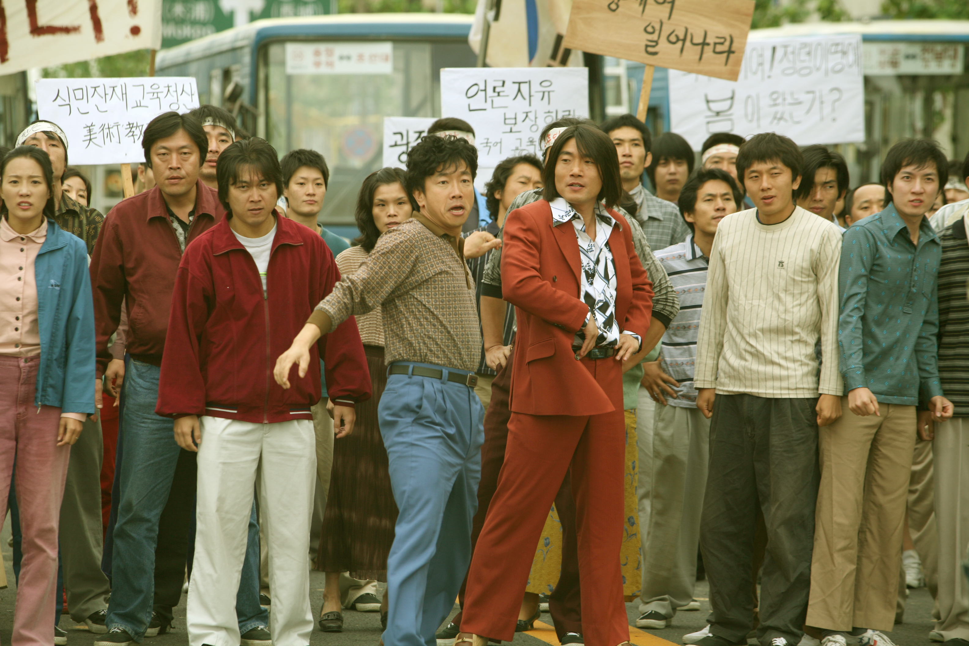 Still of Cheol-min Park and Won-sang Park in Hwa-ryeo-han-hyoo-ga (2007)