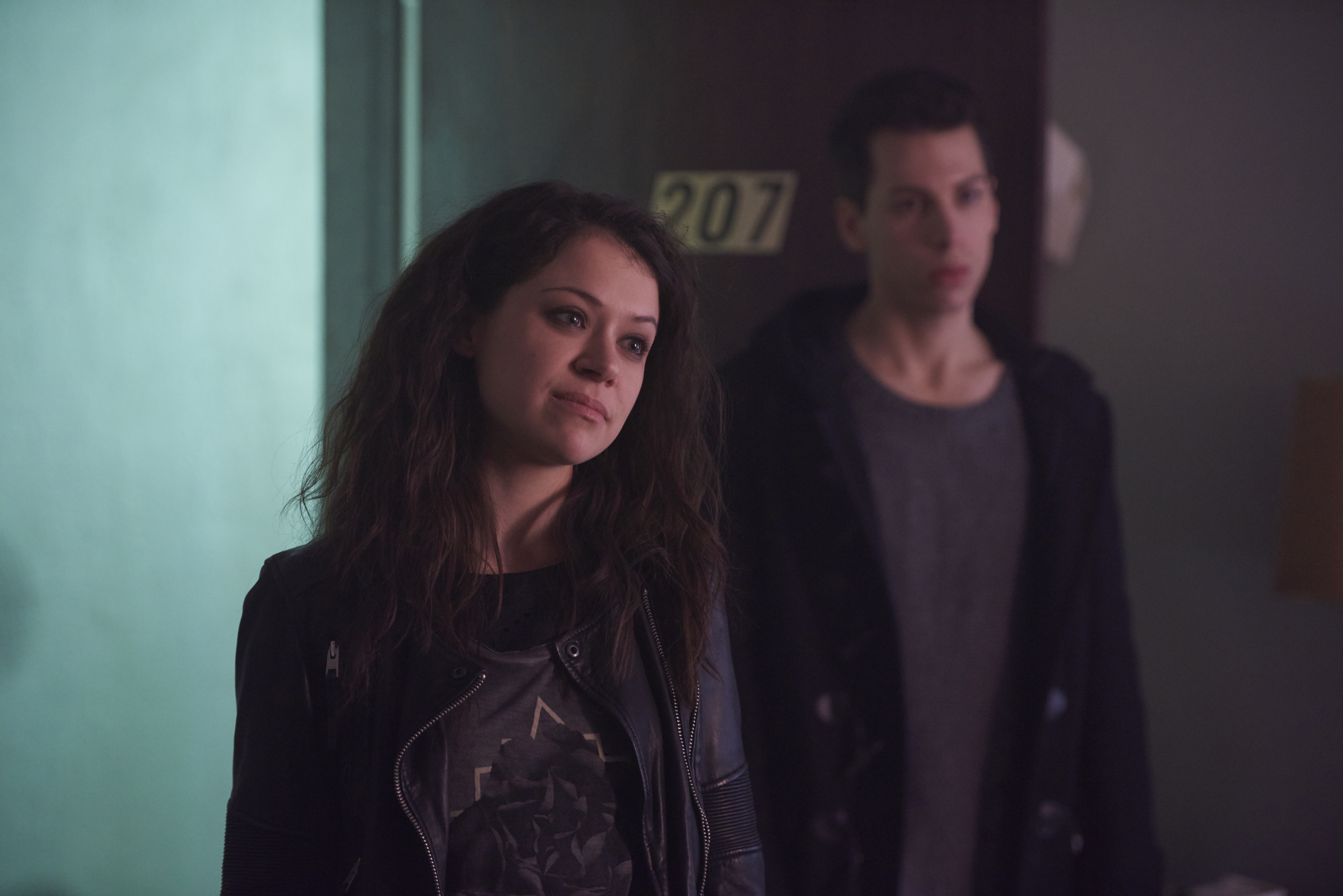 Still of Tatiana Maslany and Jordan Gavaris in Orphan Black (2013)