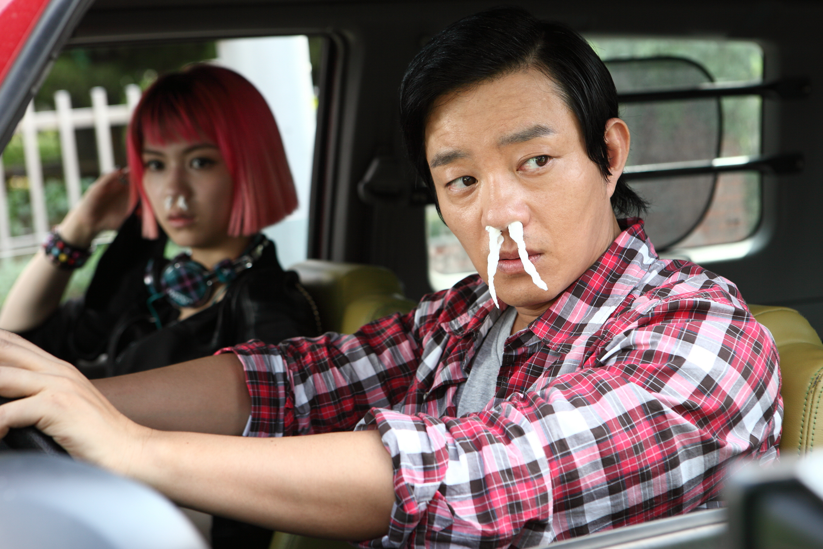 Still of Beom-su Lee and Ok-bin Kim in Si-che-ga Dol-a-wass-da (2012)