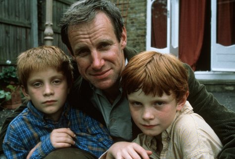 Still of Nicholas Farrell, Bobby Williams and Joseph Williams in Beautiful People (1999)