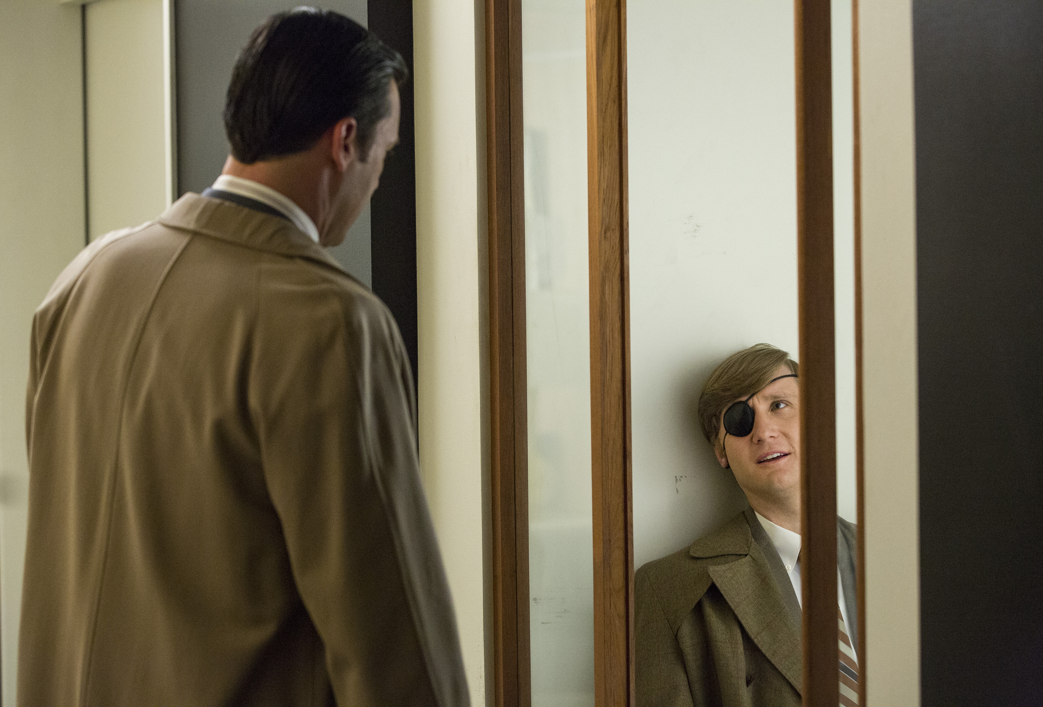 Still of Jon Hamm and Aaron Staton in MAD MEN. Reklamos vilkai (2007)