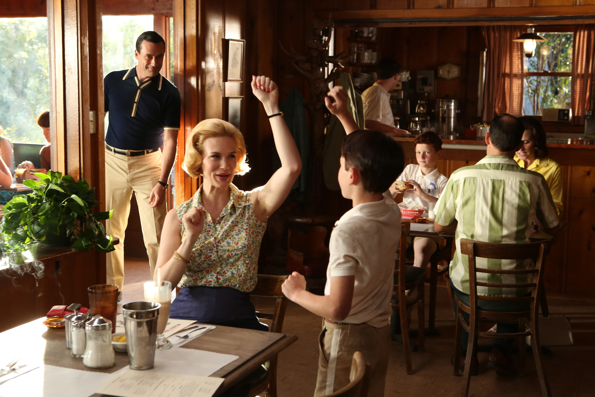 Still of January Jones, Jon Hamm and Mason Vale Cotton in MAD MEN. Reklamos vilkai (2007)