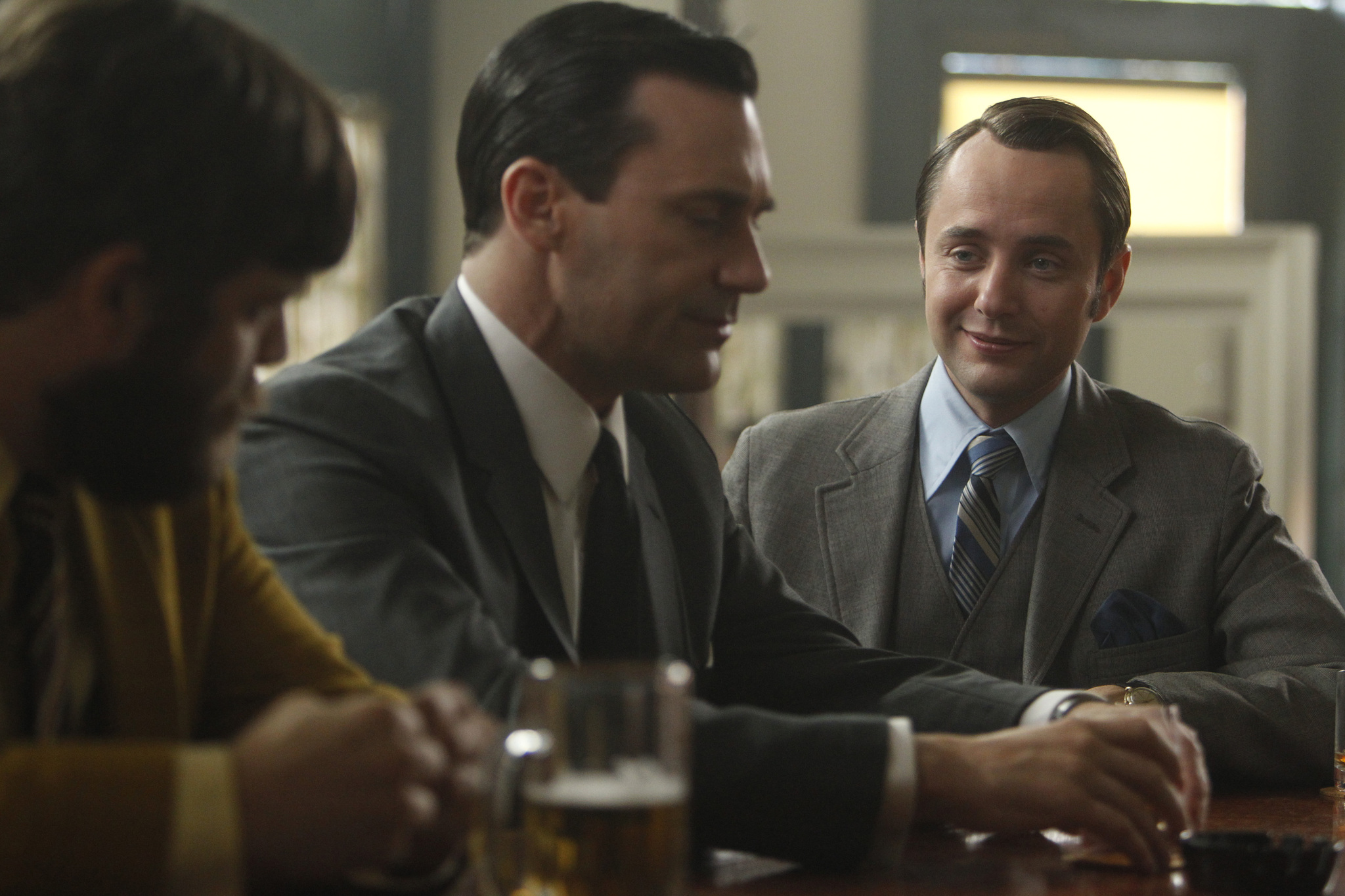 Still of Jay R. Ferguson, Jon Hamm and Vincent Kartheiser in MAD MEN. Reklamos vilkai (2007)