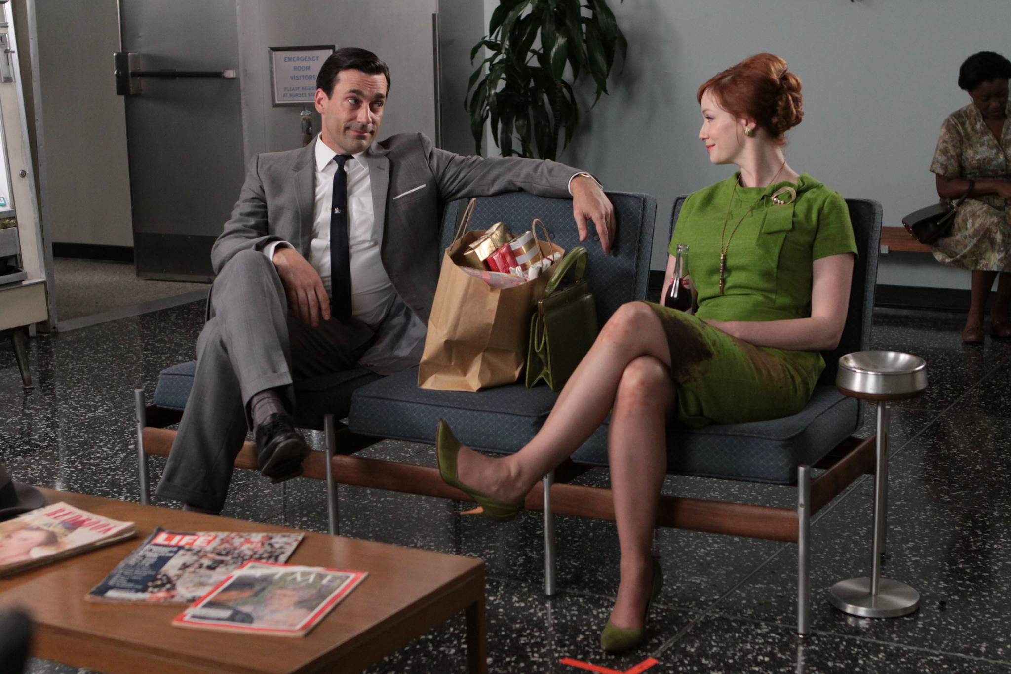 Still of Jon Hamm and Christina Hendricks in MAD MEN. Reklamos vilkai (2007)