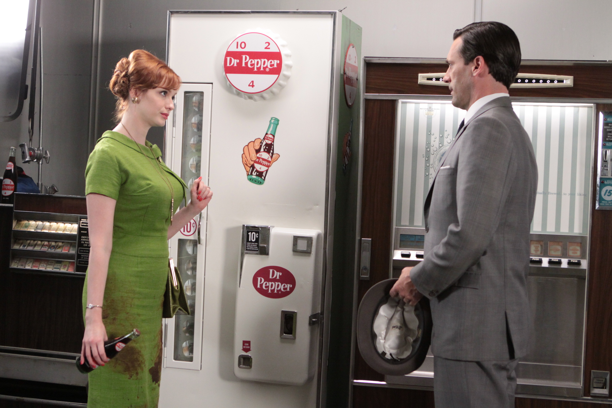 Still of Jon Hamm and Christina Hendricks in MAD MEN. Reklamos vilkai (2007)