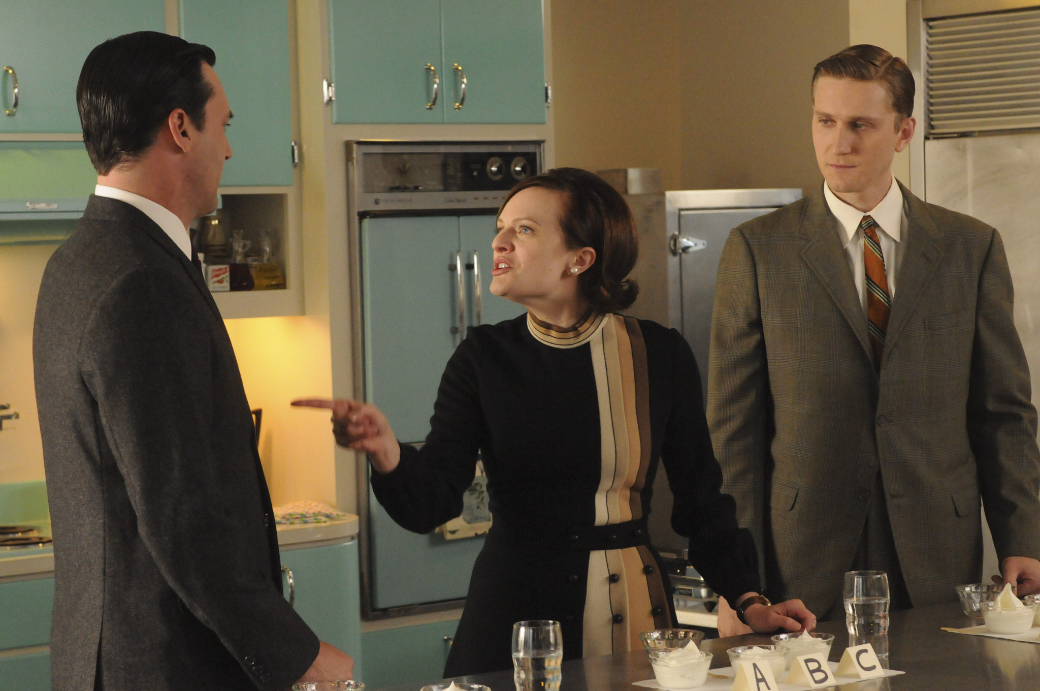 Still of Elisabeth Moss, Jon Hamm and Aaron Staton in MAD MEN. Reklamos vilkai (2007)