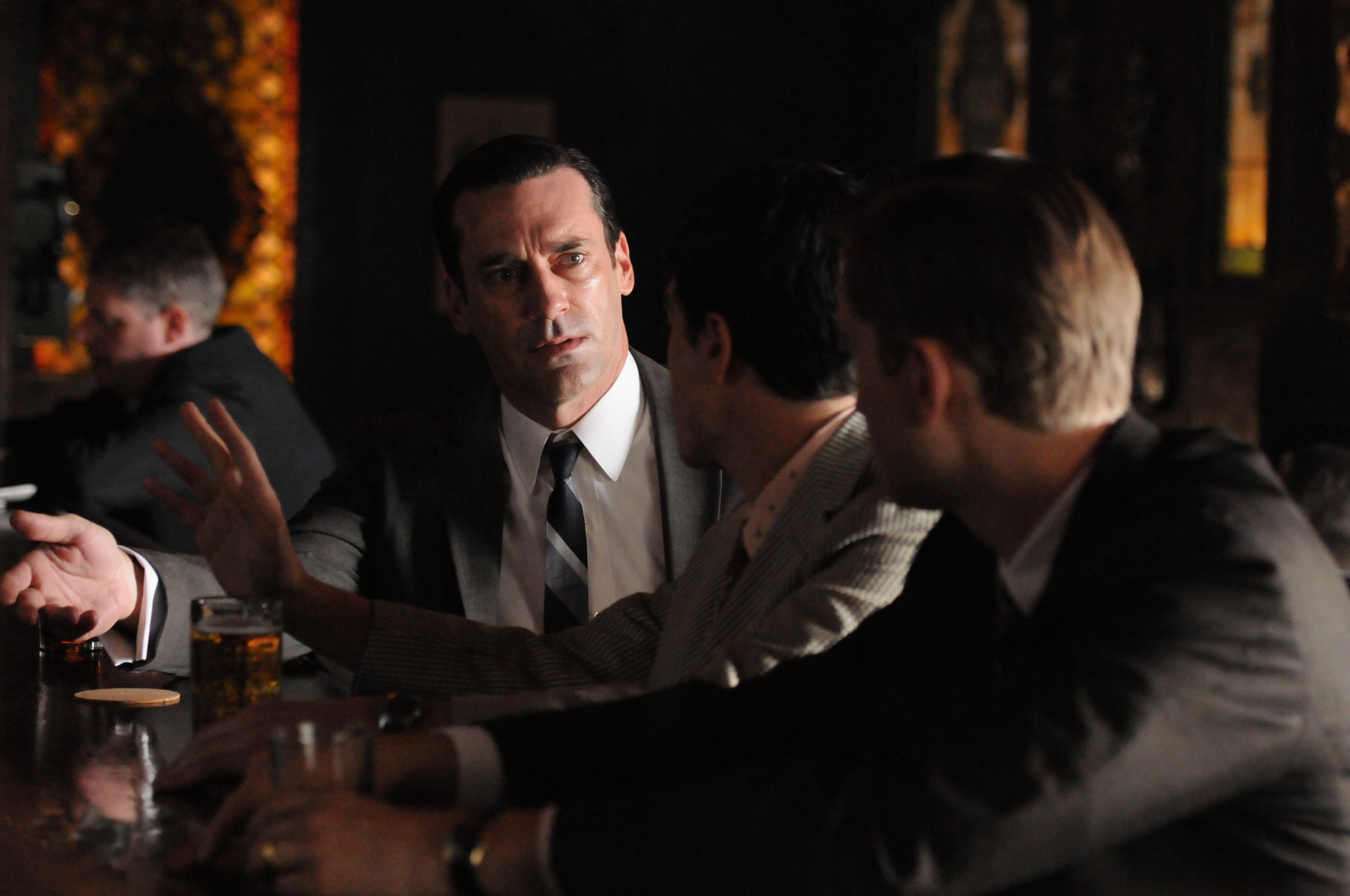 Still of Jon Hamm and Aaron Staton in MAD MEN. Reklamos vilkai (2007)