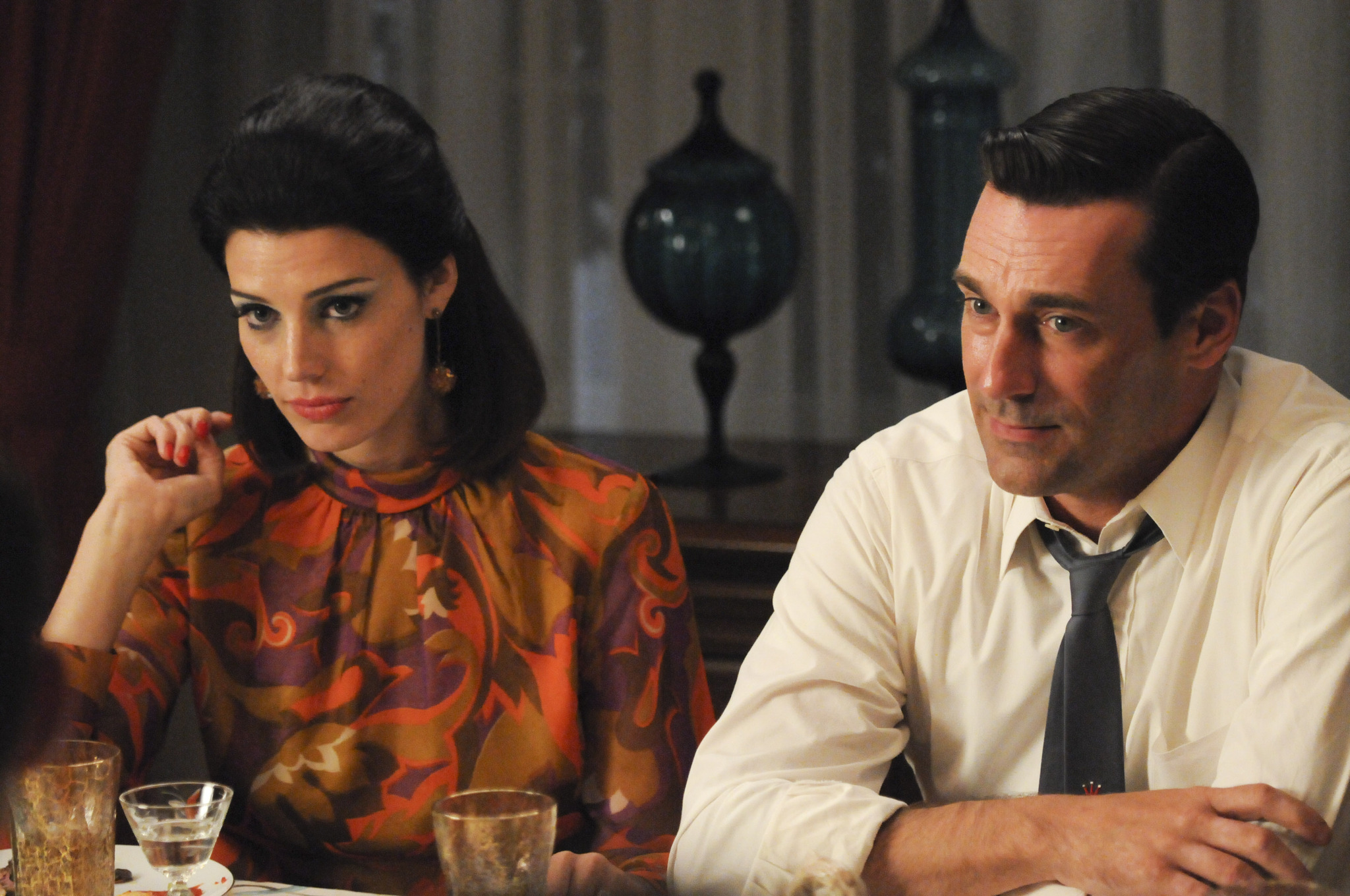 Still of Jon Hamm and Jessica Paré in MAD MEN. Reklamos vilkai (2007)