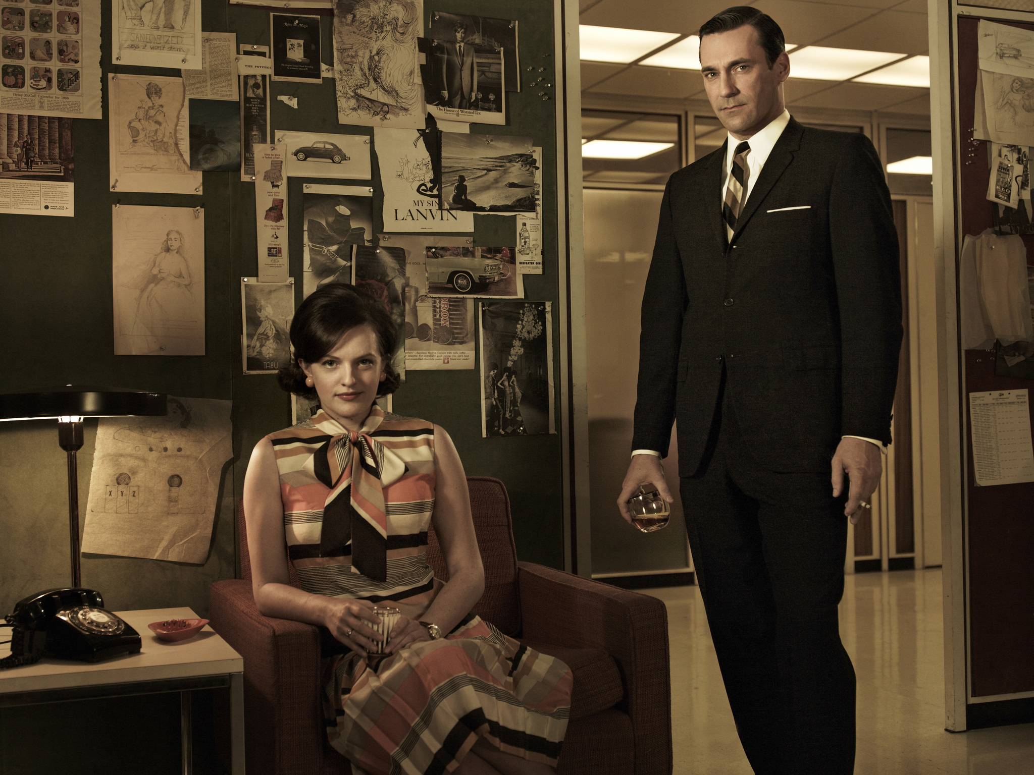 Still of Elisabeth Moss and Jon Hamm in MAD MEN. Reklamos vilkai (2007)