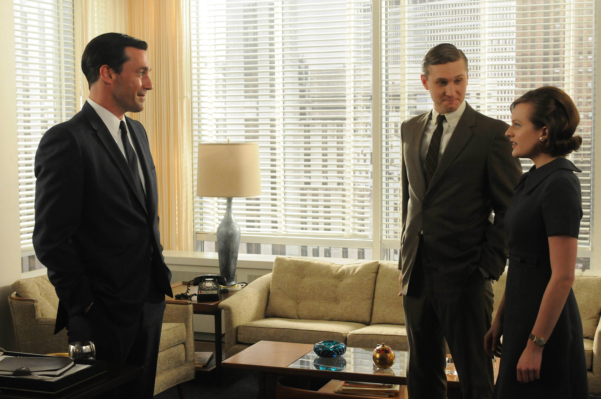 Still of Elisabeth Moss, Jon Hamm and Aaron Staton in MAD MEN. Reklamos vilkai (2007)