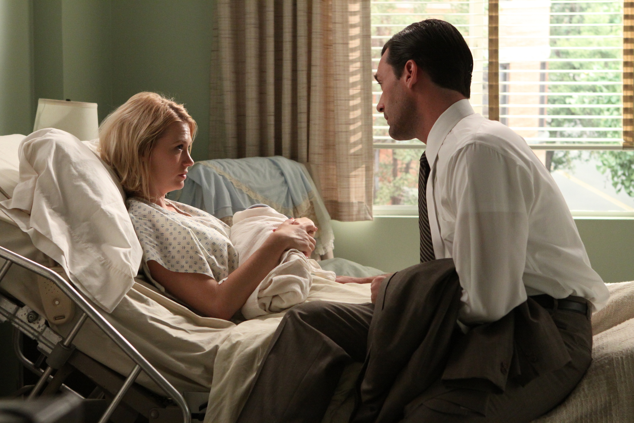 Still of January Jones and Jon Hamm in MAD MEN. Reklamos vilkai (2007)