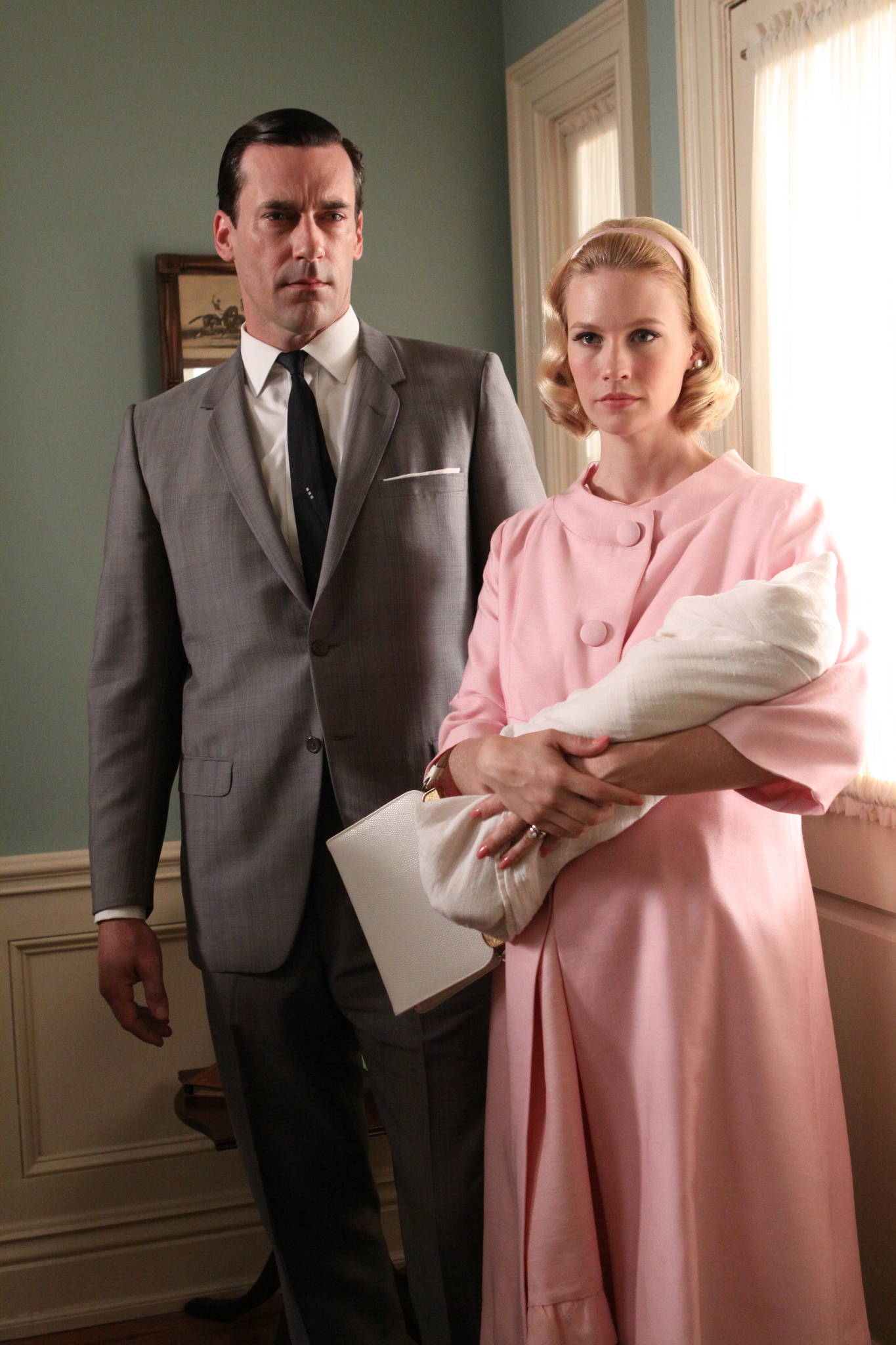 Still of January Jones and Jon Hamm in MAD MEN. Reklamos vilkai (2007)