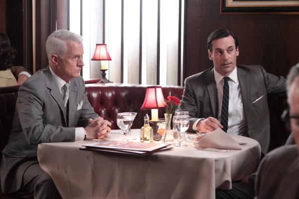 Still of Jon Hamm and John Slattery in MAD MEN. Reklamos vilkai (2007)