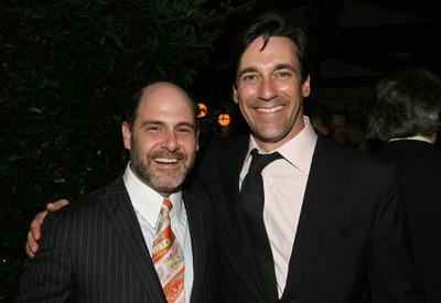 Jon Hamm and Matthew Weiner at event of MAD MEN. Reklamos vilkai (2007)