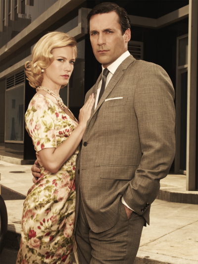 Still of January Jones and Jon Hamm in MAD MEN. Reklamos vilkai (2007)