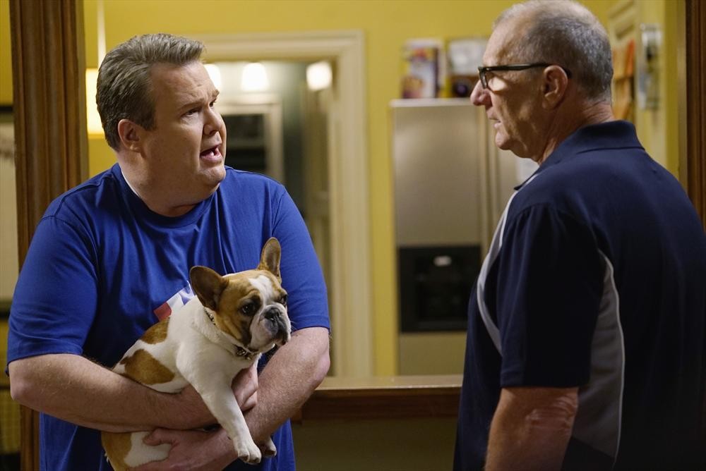 Still of Ed O'Neill, Eric Stonestreet and Brigitte the Dog in Moderni seima (2009)